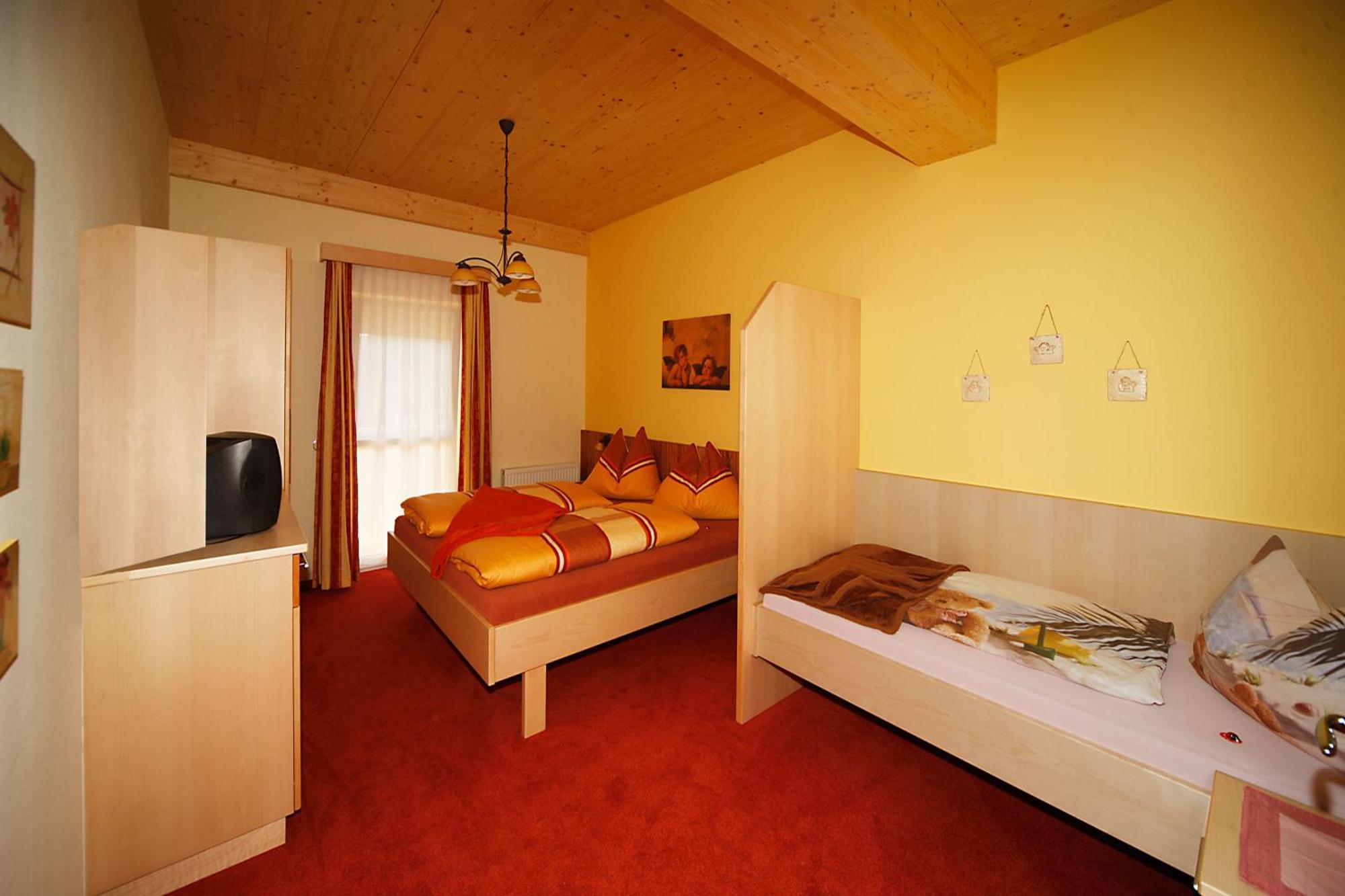 Hotel Garni Zerza Tröpolach Oda fotoğraf